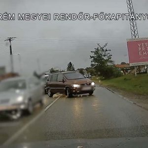 VIDEÓ: A rendőrök előtt, a záróvonalon akarta a sort előzni. Hát… visszatolatott