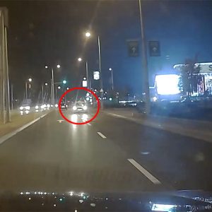 VIDEÓ: Szerencsére időben elrántotta a kormányt a forgalommal szembe hajtó autós az Üllői úton