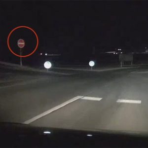 VIDEÓ: Így hajt fel valaki szembe a forgalommal az M1-es autópályára