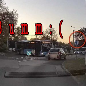 Videón, ahogy a 151-es busz, Csepelen telibever egy Yarist, akinek sofőrje szabálytalanul hajt be a körforgalomba