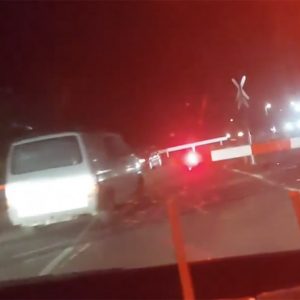 VIDEÓ: Üzemzavar?! 40 másodperc alatt 9-en hajtottak át a tilos jelzésen. Megkérdeztük Pető Attilát