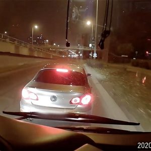 VIDEÓ: Az M3 metrópótlót büntetőfékezte a Volkswagen sofőrje vasárnap délután
