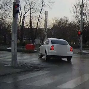 VIDEÓ: Kézifékes rajoskodás a piroson át, valamint a körforgalomban előző mercis