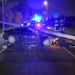 Lámpaoszlopnak hajtott, ami rázuhant. A gyanú szerint ittas volt a sofőr