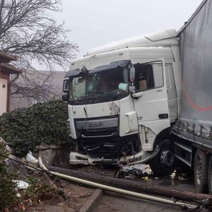 FOTÓK: Távközlési oszlopot, kerítést és gázcsonkot döntött ki egy kamion