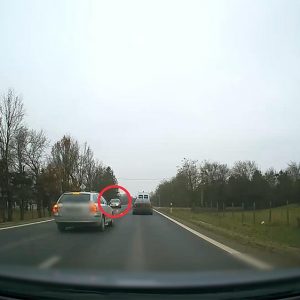 VIDEÓ: Hajmeresztő szitu lett belőle, pedig csak időben vissza kellett volna mennie a sávjába