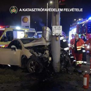 VIDEÓ: Oszlopnak csapódott egy autó a XI. kerületben, a Péterhegyi út és az Egér út kereszteződésénél