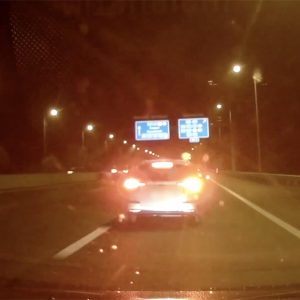 VIDEÓ: Nincs annál lejjebb, mikor tárgyakat dobsz bosszúból a másik elé
