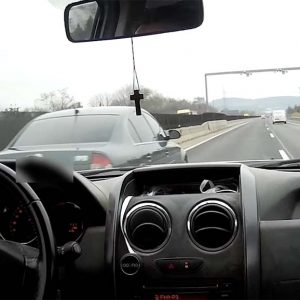 VIDEÓ: A legjobb helyen nyitott harmadik sávot a Skoda Superb sofőrje az M3-ason