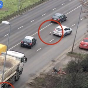 VIDEÓ: Két bója okozott olyan balesetveszélyt az Andor utcán, amiből érdemes tanulni annak is, aki kitette őket