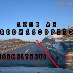 VIDEÓ: Drámai, ahogy majdnem belerohan az álló autóba olvasónk a 8-as úton