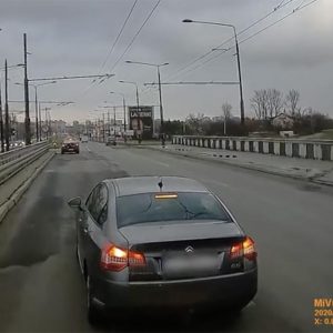 VIDEÓ: Büntetőfékezett a Citroen sofőrje, a trolibusz meg tarolt
