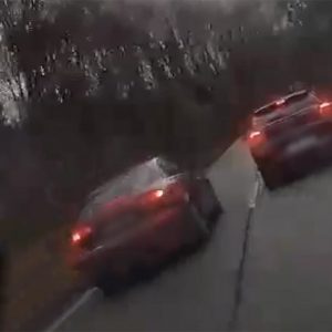 VIDEÓ: Sportmotorosokat megszégyenítően előzött vaktában az Audis a Dobogókői úton