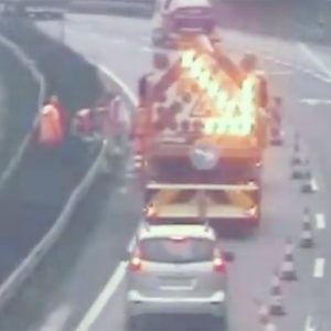 VIDEÓ: Ismét becsapódott egy autó a Közút munkagépébe. Térfigyelő rögzítette