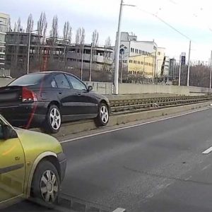 VIDEÓ: Felakadt egy Volvo a Rákóczi hídon. Ez menthette meg attól, hogy a sínekre hajtson