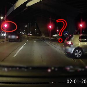 VIDEÓ: Határ úti téboly. Úgy meglepődhetett a fekete autó sofőrje a történteken, hogy még a piroson is áthajtott