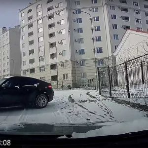 VIDEÓ: Na itt volt lélekjelenlét és szerencse. Megmenekült a csúszó BMW elől