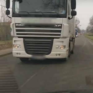 Videón, ahogy szándékosan ráhúzta a kormányt egy autósra a kamionos. Előállították