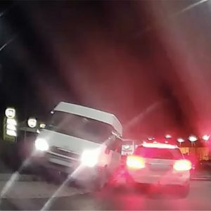 VIDEÓ: Szemből behajtott, nekiment egy autónak, majd elhajtott a kisbusz sofőrje