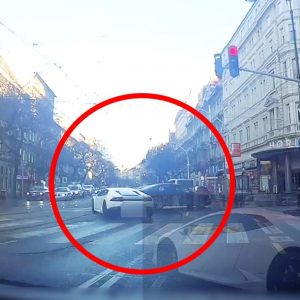 VIDEÓ: A keresztülhaladó autósok és piros lámpa elhagyása után villamosvezetőnek képzelte magát a lamborghinis pilóta