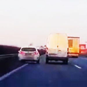 VIDEÓ: Ha autópálya-tempónál ez történik, abból ritkán szabadulsz ki