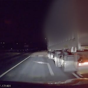 VIDEÓ: Képes volt megállni és leszorítani a teherautóval a kanyarodósávban az autóst, majd visszatolatott és ment útjára