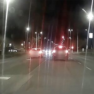 VIDEÓ: A szembe sávban előzte a sort a tahó, amire rákanyarodtak (volna) a zöldet kapó autósok