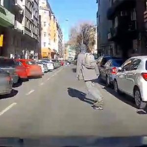 VIDEÓ: Gördeszka a talp alá, füles fel, napsütés ON. De haver, itt autók is közlekednek ám