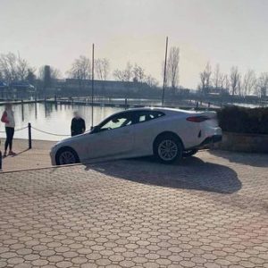 FOTÓK: Lépcsőn akadt el egy BMW Balatonbogláron