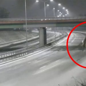 VIDEÓ: Hatalmas balesetet szenvedett az üres lengyel autópályán egy autós
