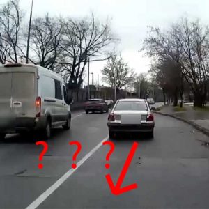 VIDEÓ: Buszsávban tolatott, a busz meg jött a Vágány utcában