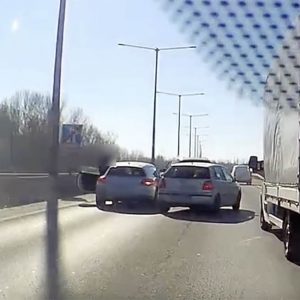 VIDEÓ: Cicaharc mindenáron. 0-ra megálltak az M3-ason, a belsőben. Nem számított mások épsége