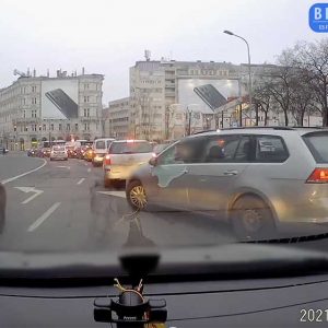 VIDEÓ: Erősen, idegből tolta a tahót a Volkswagen sofőrje a Deák térnél