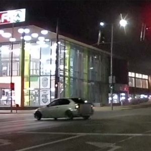 VIDEÓ: A körforgalom után már a piros lámpa sem zavarta meg a driftelésben a BMW sofőrjét
