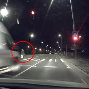 VIDEÓK: A futárok gyalogkakukkját kapták lencsevégre a 6-os úton | Elengedte a gyalogosokat, majd a keresztbe haladó autók közé hajtott a skodás