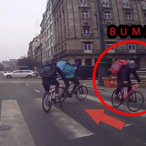 VIDEÓ: Hátrafelé haladva ment neki a bringás egy másik – zebrán áttekerő – kerékpárosnak