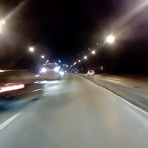 VIDEÓ: Egy hókotróba csapódni nem kellemes dolog. Mégis megkockáztatta a sofőr ezt az előzést