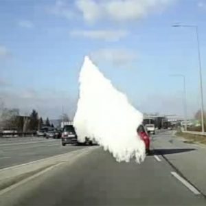 VIDEÓ: Meg fogjátok szívni! Ott lesz a kamera bizonyítéknak. Még a dudálásra sem reagált