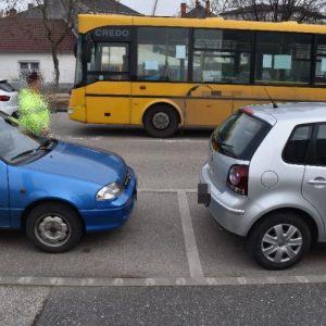 Kisgyermek hajtott a busz elé a kismotorjával. A busz vészfékezett. Egy utas kórházba került