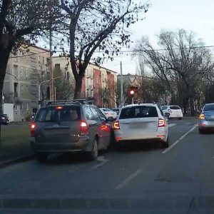 VIDEÓ: A kapkodás eredménye. A skodás lehet, hogy észre sem vette a koccanást