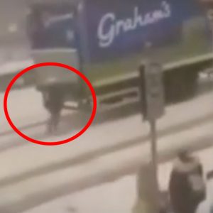 VIDEÓ: A hős anyukát ünneplik az Interneten. Egyedül segített feljutni a kamionosnak a dombra