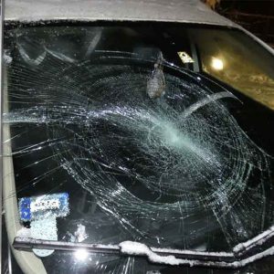 Ököllel ütött arcon egy férfit és betörte a szélvédőt, valamint hajánál fogva rángatott egy nőt