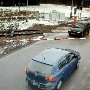VIDEÓ: A szélvédőt is átszúrta a sorompórúd, mégsem állt meg a menekülő autós