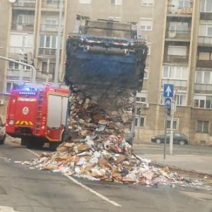 Nem volt mese, ki kellett borítani a szemetet reggel az Üllői úton