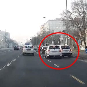 VIDEÓ: Tolakodás miatt sérültek az autók a Váci úton