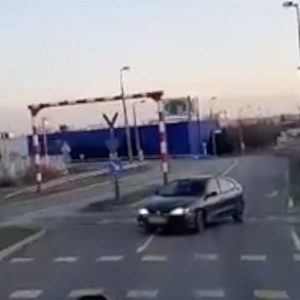 VIDEÓ: Behajtott a forgalommal szembe, majd komoly problémák adódtak a tolatással