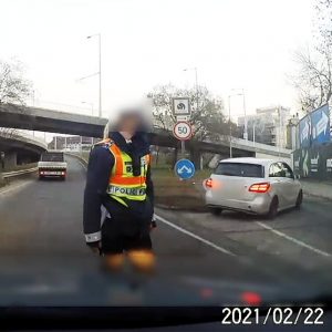 VIDEÓ: Kiszedték a pofátlan mercist, majd menekülni kezdett a rendőrök elől