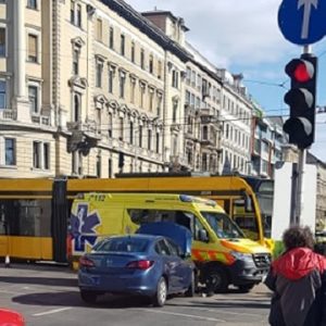 FRISSÍTVE! FOTÓK: Mentő és személyautó ütközött a Blaha Lujza téren