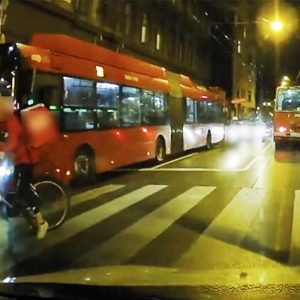 VIDEÓ: Trolibusz elé kanyarodott az ételfutár. Látszólag fogalma nem volt a KRESZ-ről