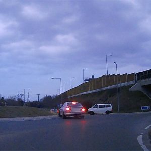 VIDEÓ: „Bajor autóimádónk őrangyala még bírja az iramot, pedig nem sok kellett, hogy a Transzporterbe csússzon”